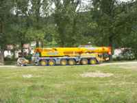 Autogrue de l'entreprise Gyger prête au départ après le chargement du train le 26.08.2007