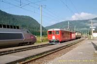 Noiraigue, 12.08.2007, ABDe 2/4 102 RVT-Historique, train VVT pour Neuch�tel croise le TGV