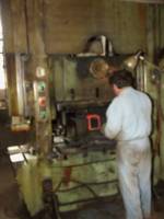 ZOS CV Forge presse servant  former les attaches de lames de ressort