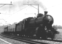 Train VVT du tour du lac de Neuchâtel, en tête de voitures Pullmann, juste après le viaduc de Boudry
