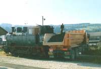 Apr�s avoir enfourn� environ 2'800 kg de charbon en un jour dans le foyer de la locomotive, il faut recharger la soute 1'700kg et repr�parer des sacs de r�serve.