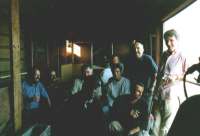 G�rard Jugnot et son �quipe sont venus nous souhaiter la bienvenue � notre wagon ... dommage que mon flash ait rendu l'�me. Je vous rassure, le visage du personnel de la locomotive �tait bel et bien noir, il ne s'agit ni de maquillage, ni d'une illusion d'optique.