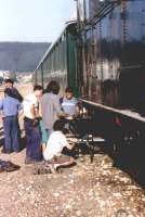 Ici les sp�cialistes fixent une cam�ra au marche-pied droit de la machine, afin de filmer le travail des bielles