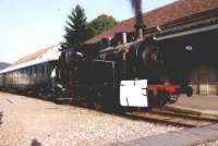 L'�cran fix� devant le moteur droit sert � �viter les contre-jours sur les bielles durant la marche