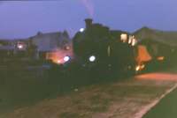 Nous voici � nouveau en train de remplir la soute avec 1'700 kg de charbon