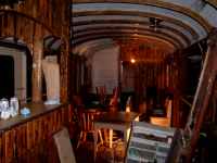 Abbau vom Zugdienstabteil und Gefängnis. Eine Souvenirsverkauftelle wird hier Platz finden. Der Külschrank wird hinter das verlängerte Bar versteckt.